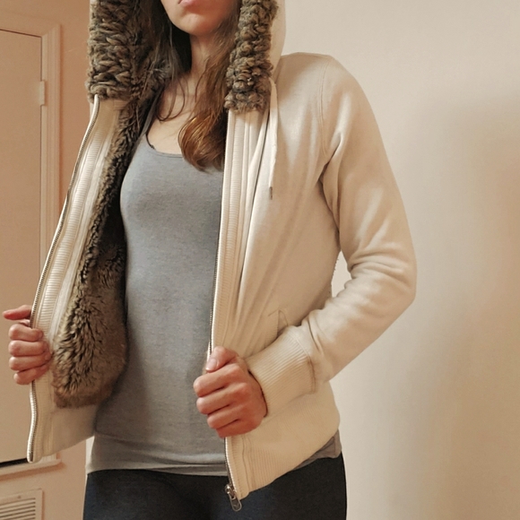 American Eagle Outfitters faux fur coat - Picture 2 of 4